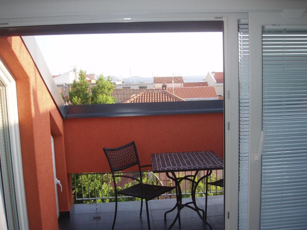 Number 5 Apartment *